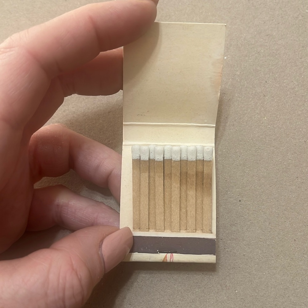 VINTAGE PINUP MODEL MATCHBOOK - Picture 3 of 3